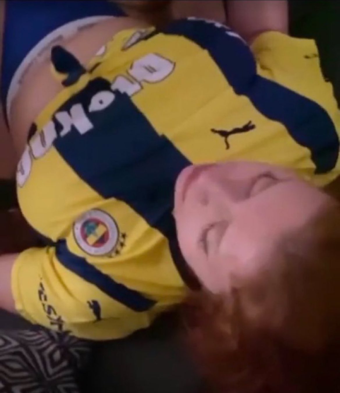 Kızıl Saçlı Kıza Fener Forması Giydirip Siken Galatasaraylılar